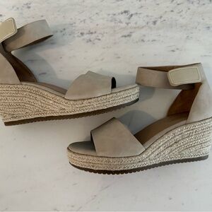SOUL Naturalizer Beige Wedge Sandals